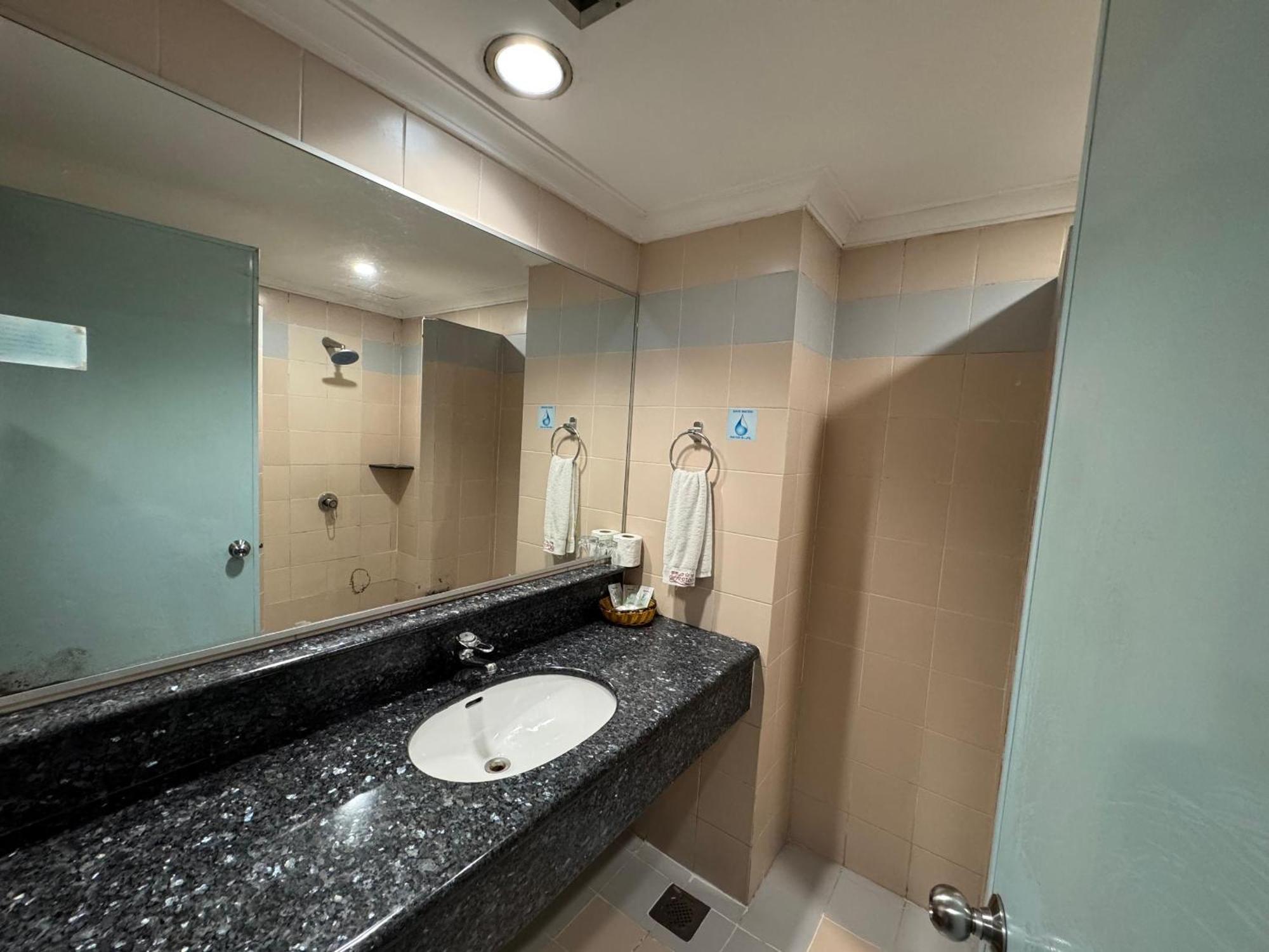 Hotel Deleeton Kota Kinabalu Extérieur photo
